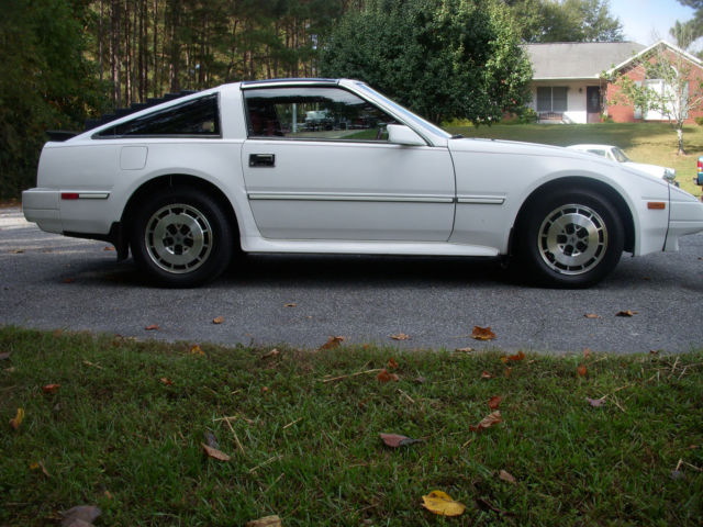 1986 White Nissan 300ZX 2 door coupe