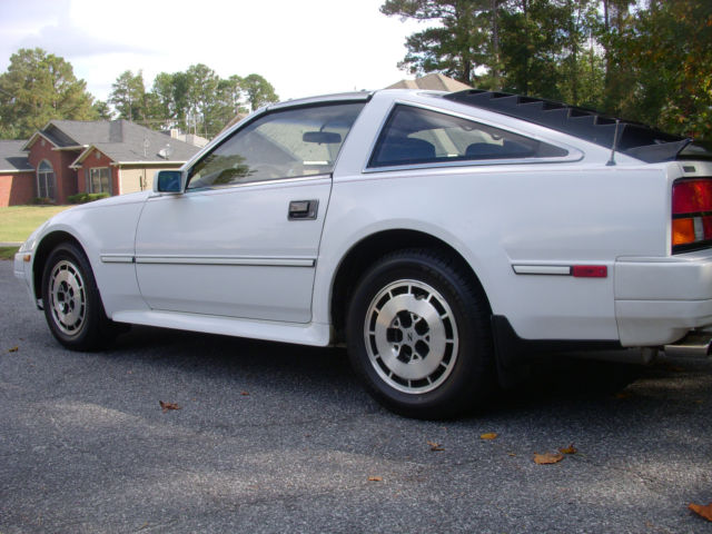 1986 White Nissan 300ZX 2 door coupe