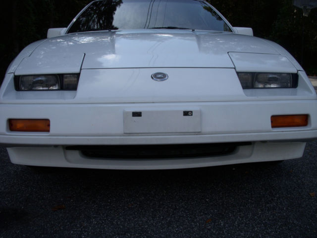 1986 White Nissan 300ZX 2 door coupe