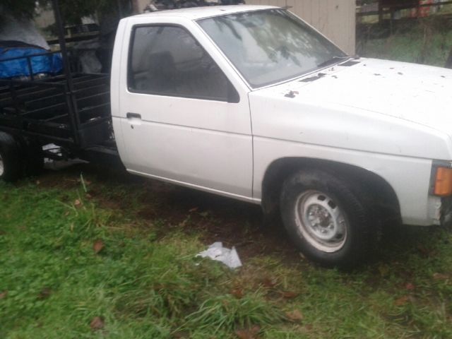 1988 White Nissan Other Pickups Pickup, heavy duty, 1 Ton, dually