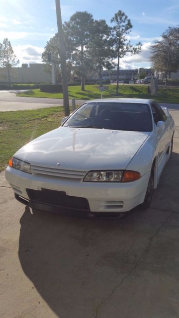 1990 White Nissan GT-R Coupe