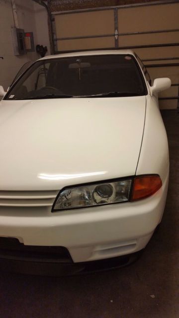 1990 White Nissan GT-R Coupe