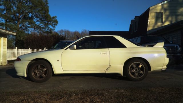 1990 White Nissan GT-R Coupe