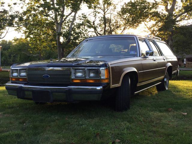 19890000 Blue Ford Crown Victoria Wagon