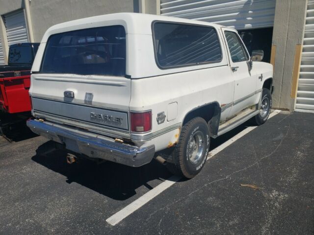 1986 White Chevrolet Blazer SUV