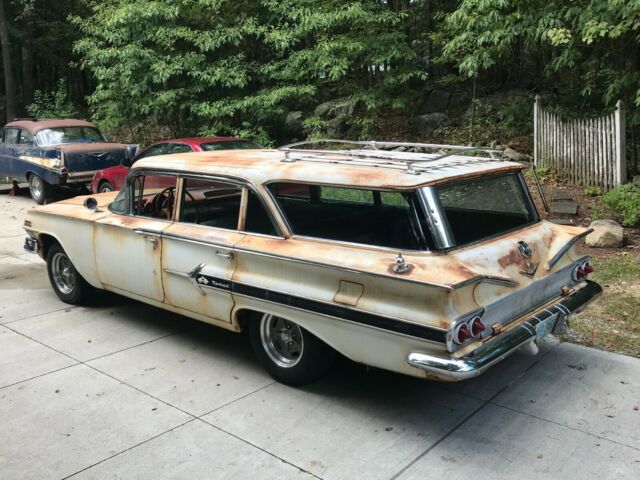 1960 White Chevrolet Impala Wagon