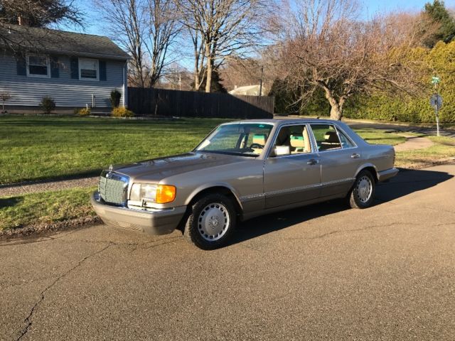 1989 Gold Mercedes-Benz 300-Series Sedan