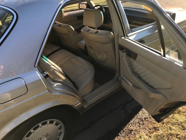 1989 Gold Mercedes-Benz 300-Series Sedan