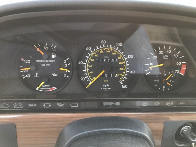 1989 Gold Mercedes-Benz 300-Series Sedan