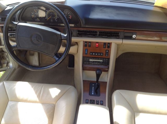 1989 Gold Mercedes-Benz 300-Series Sedan