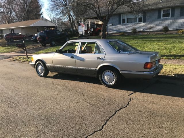 1989 Gold Mercedes-Benz 300-Series Sedan