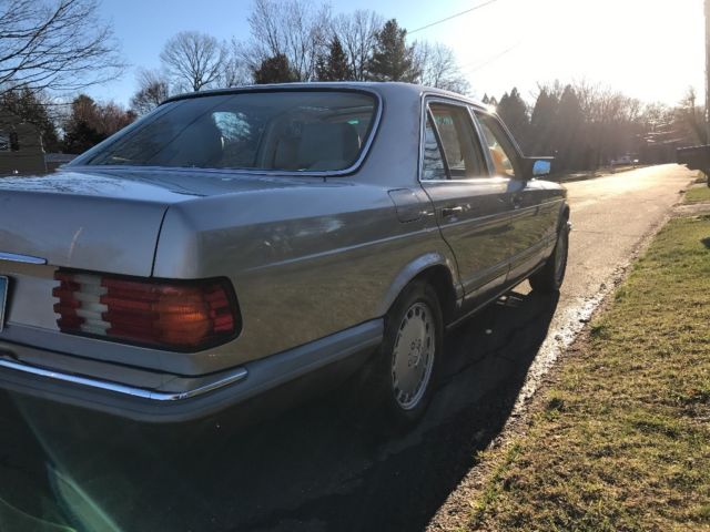 1989 Gold Mercedes-Benz 300-Series Sedan