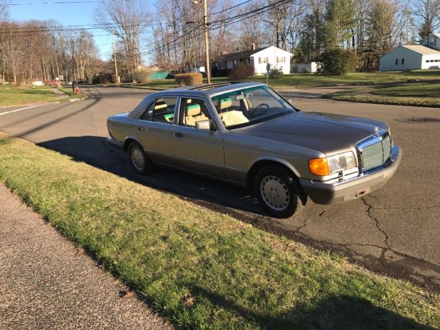 1989 Gold Mercedes-Benz 300-Series Sedan