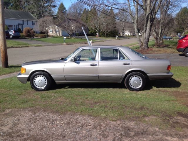 1989 Gold Mercedes-Benz 300-Series Sedan