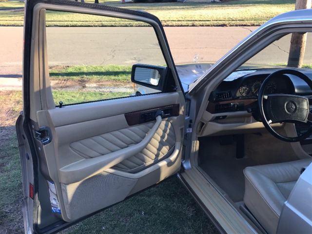 1989 Gold Mercedes-Benz 300-Series Sedan