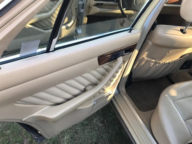 1989 Gold Mercedes-Benz 300-Series Sedan