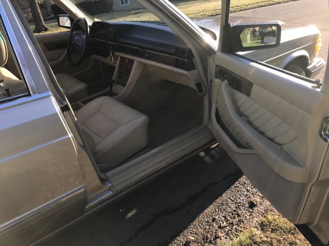 1989 Gold Mercedes-Benz 300-Series Sedan