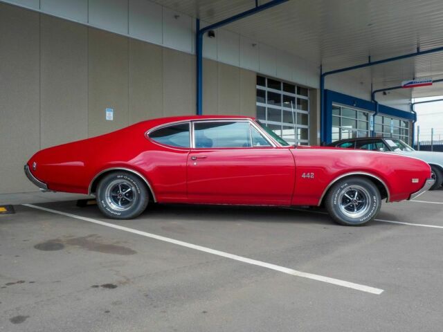 1969 Red Oldsmobile 442 --