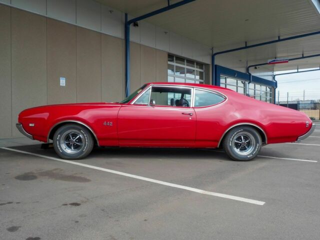 1969 Red Oldsmobile 442 --