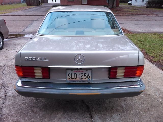 1988 Gold Mercedes-Benz S-Class Sedan