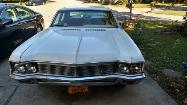 1970 White Chevrolet Impala Sedan