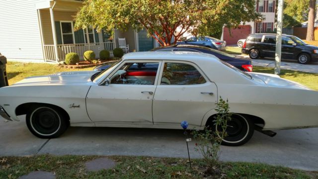 1970 White Chevrolet Impala Sedan