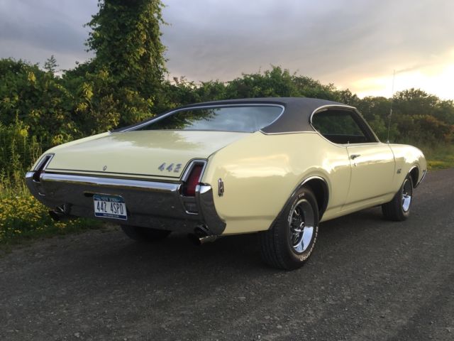 1969 Yellow Oldsmobile 442