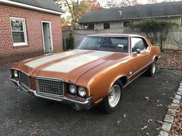 1972 Gold Oldsmobile Cutlass Coupe