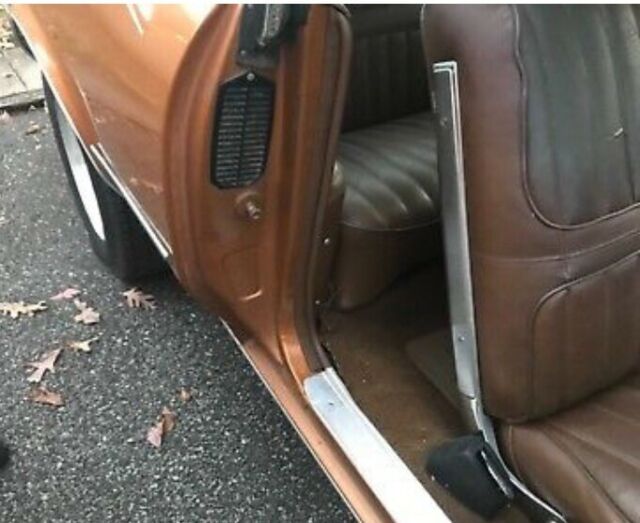 1972 Gold Oldsmobile Cutlass Coupe