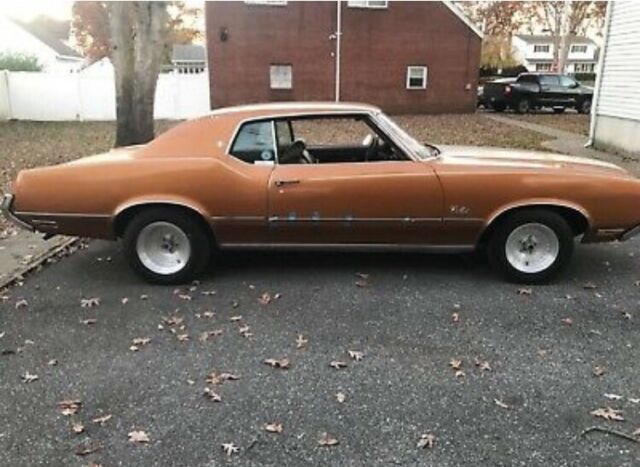 1972 Gold Oldsmobile Cutlass Coupe