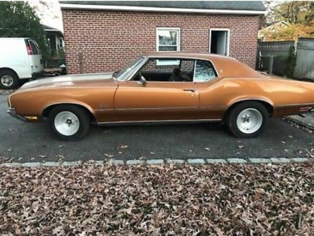 1972 Gold Oldsmobile Cutlass Coupe