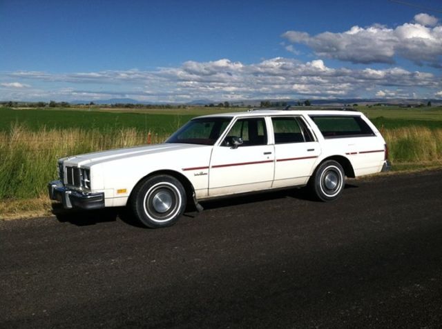 1977 White Oldsmobile Custom Cruiser Wagon