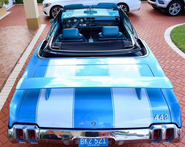 1970 metalic Blue Oldsmobile 442 Convertible