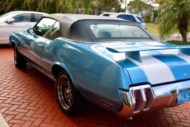 1970 metalic Blue Oldsmobile 442 Convertible