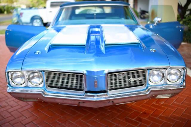 1970 metalic Blue Oldsmobile 442 Convertible