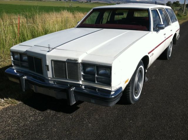 1977 White Oldsmobile Custom Cruiser Wagon