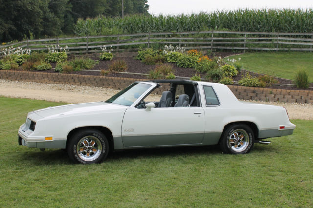 1985 White Oldsmobile 442 Coupe with T-Tops