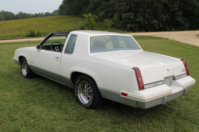 1985 White Oldsmobile 442 Coupe with T-Tops