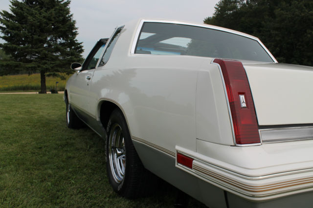 1985 White Oldsmobile 442 Coupe with T-Tops