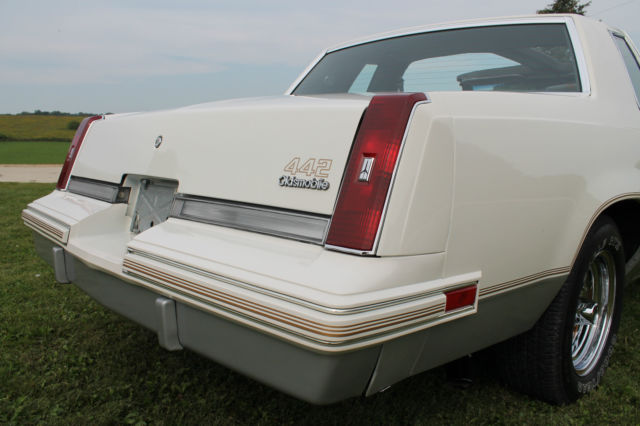 1985 White Oldsmobile 442 Coupe with T-Tops