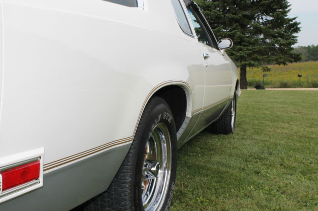 1985 White Oldsmobile 442 Coupe with T-Tops