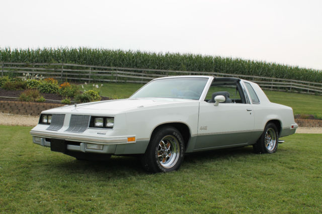 1985 White Oldsmobile 442 Coupe with T-Tops