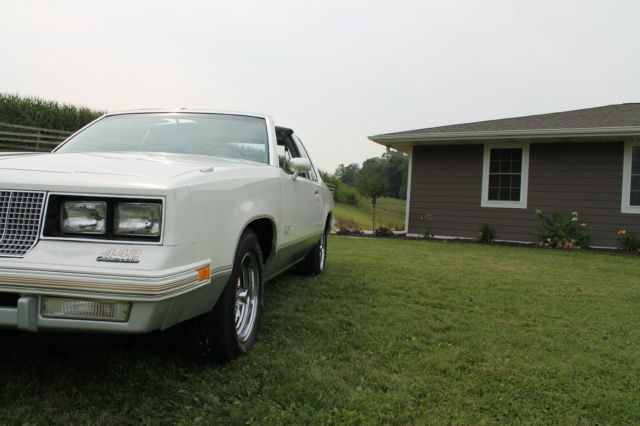 1985 White Oldsmobile 442 Coupe with T-Tops