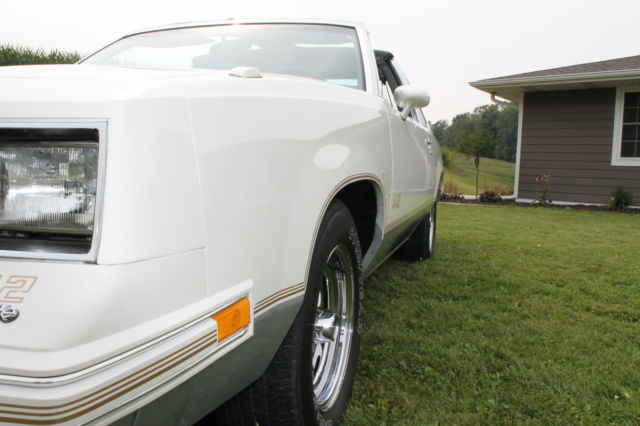 1985 White Oldsmobile 442 Coupe with T-Tops