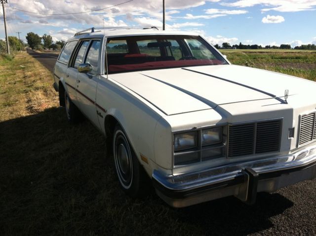 1977 White Oldsmobile Custom Cruiser Wagon
