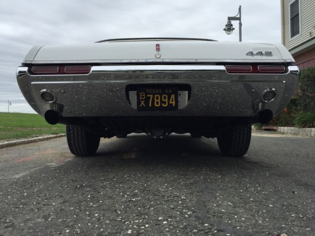 1968 White Oldsmobile 442 Coupe
