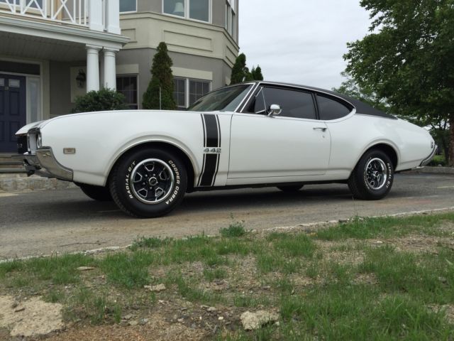 1968 White Oldsmobile 442 Coupe
