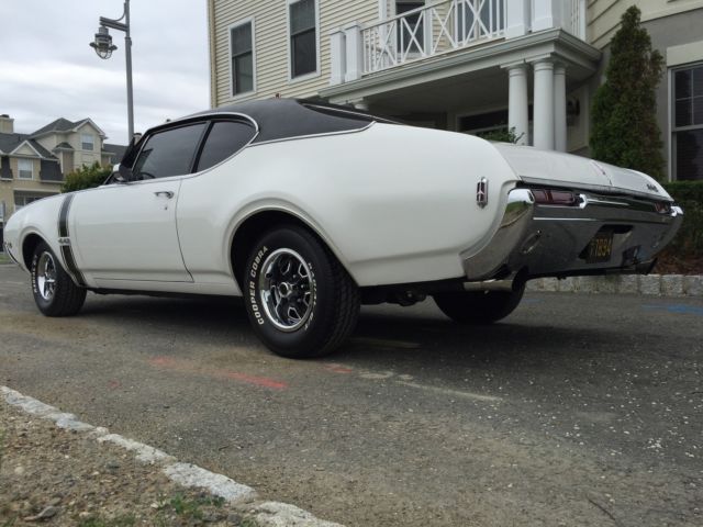 1968 White Oldsmobile 442 Coupe