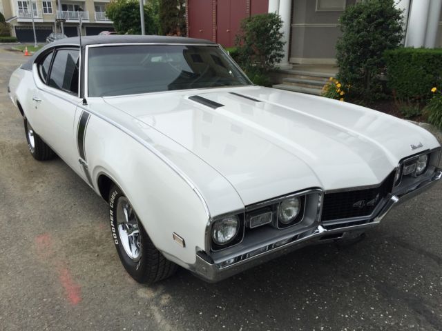 1968 White Oldsmobile 442 Coupe