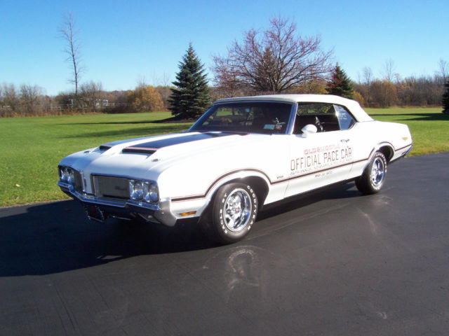 1970 White Oldsmobile Cutlass Convertible